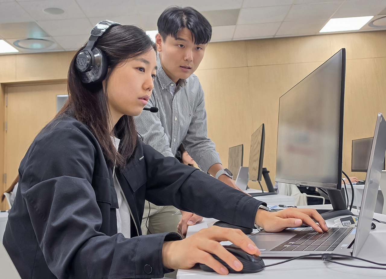 A Samsung Electronics supervisor conducts a preliminary briefing for Samsung Global Aptitude Test (GSAT) applicants at the Samsung Electronics Human Resources Development Center in Suwon, Gyeonggi Province, on Oct. 17. [Samsung]