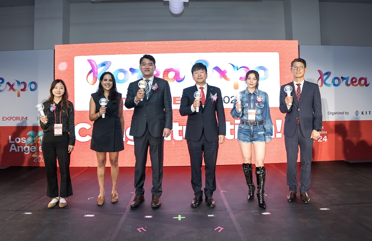 정강 주로스앤젤레스 총영사(왼쪽 세번째부터), 장석민 한국무역협회 전무, 가수 에일리를 비롯한 주요 참석자들이 기념 촬영을 하고 있다. [한국무역협회 제공]