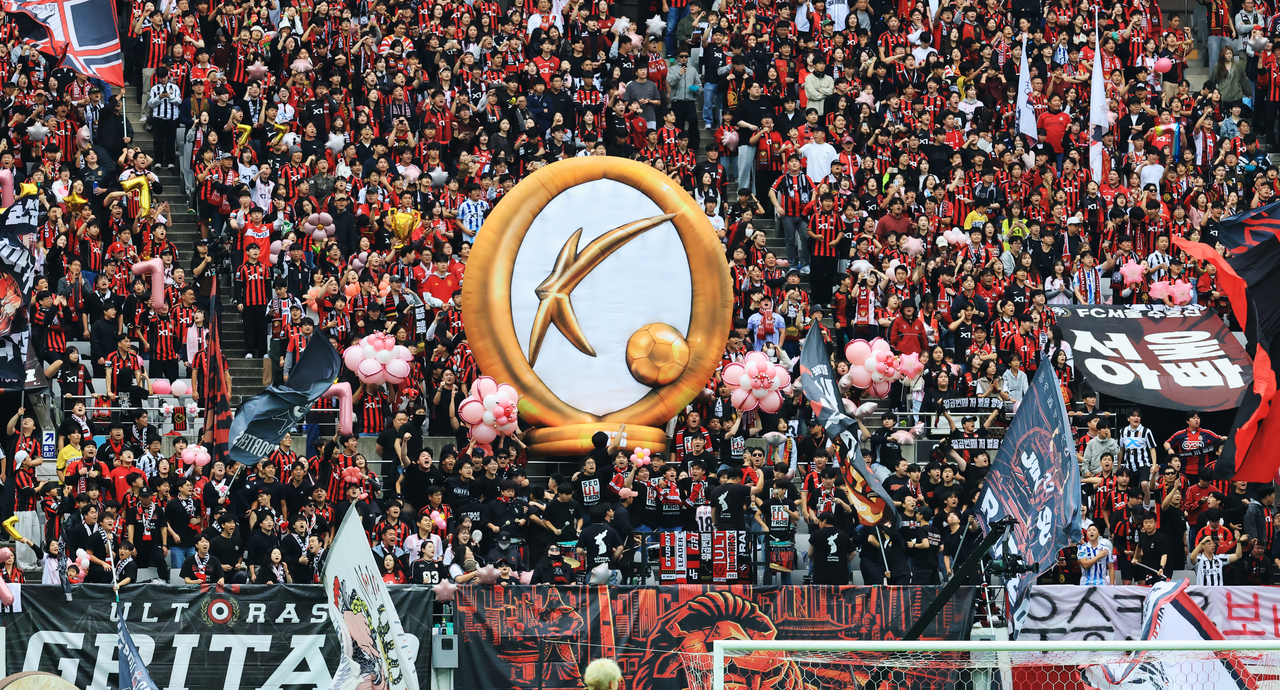 FC Seoul's supporters cheer on their K League 1 club with a balloon in the shape of the league championship trophy at Seoul World Cup Stadium in Seoul on Saturday. (Yonhap)