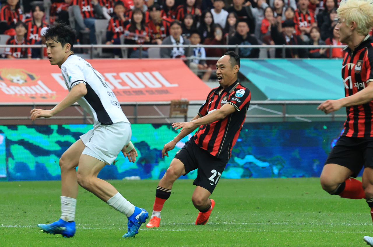 Moon Seon-min of FC Seoul (C) scores against Gangwon FC during the clubs' K League 1 match at Seoul World Cup Stadium in Seoul on Saturday. (Yonhap)
