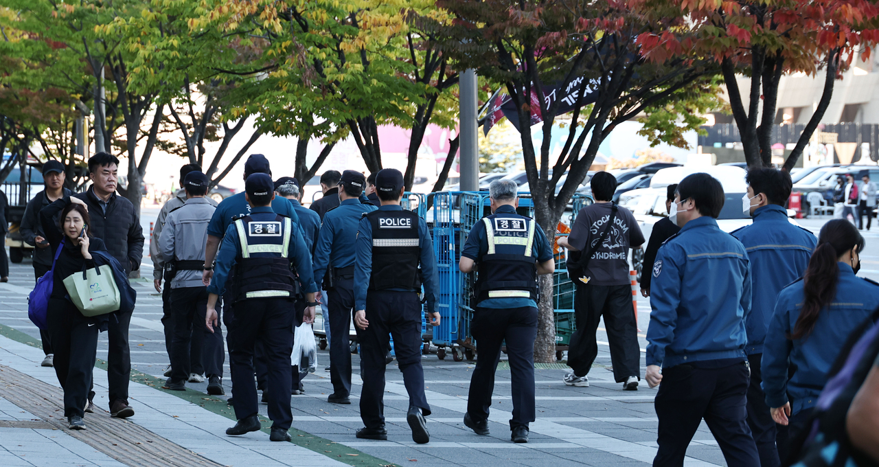Police officers patrol near Jamsil Baseball Stadium in Seoul on Oct. 14 to manage crowds and crack down on ticket scalping. (Yonhap)