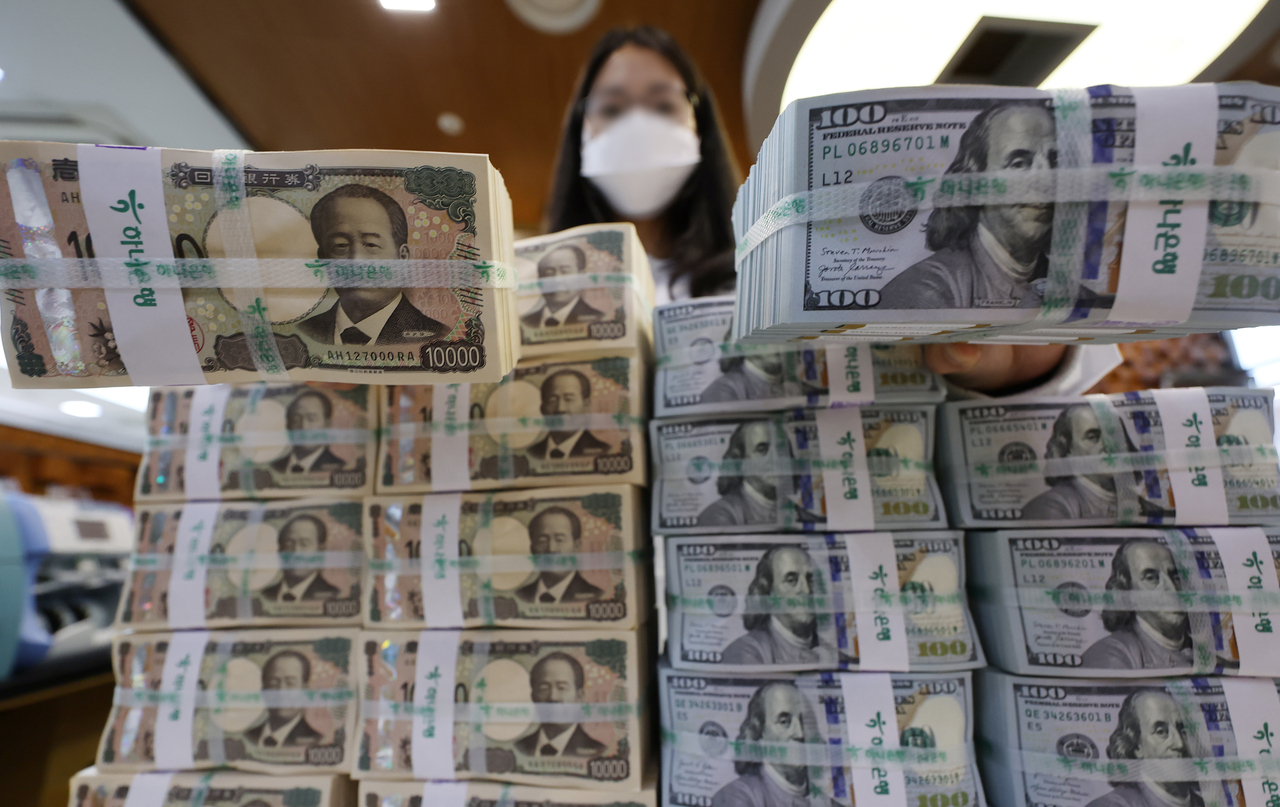 An employee sorts US dollar and Japanese yen banknotes at Hana Bank’s Counterfeit Currency Response Center in central Seoul on Oct. 19. (Yonhap)