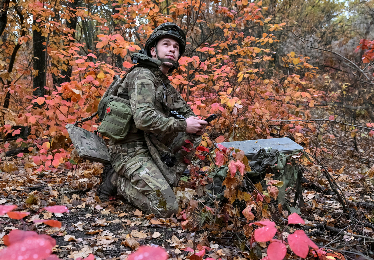 A soldier sets up Starlink satellite internet system in Donetsk, Ukraine, Oct. 16. (Reuters-Yonhap)
