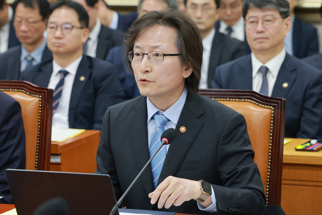 주병기 공정거래위원장이 21일 국회 정무위원회에서 열린 비금융 분야 종합감사에서 지난 12일 국감에서 주 위원장이 재벌·대기업에 대해 발언한 것과 관련해 설명하고 있다. [연합]