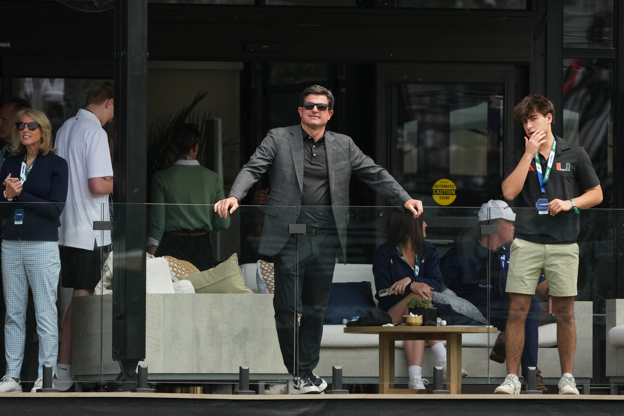 CEO of LIV Golf Scott O'Neil (center) attends the Maaden LIV Golf Virginia tournament at Trump National Golf Club in Sterling, Virginia, May 9. (AP-Yonhap)