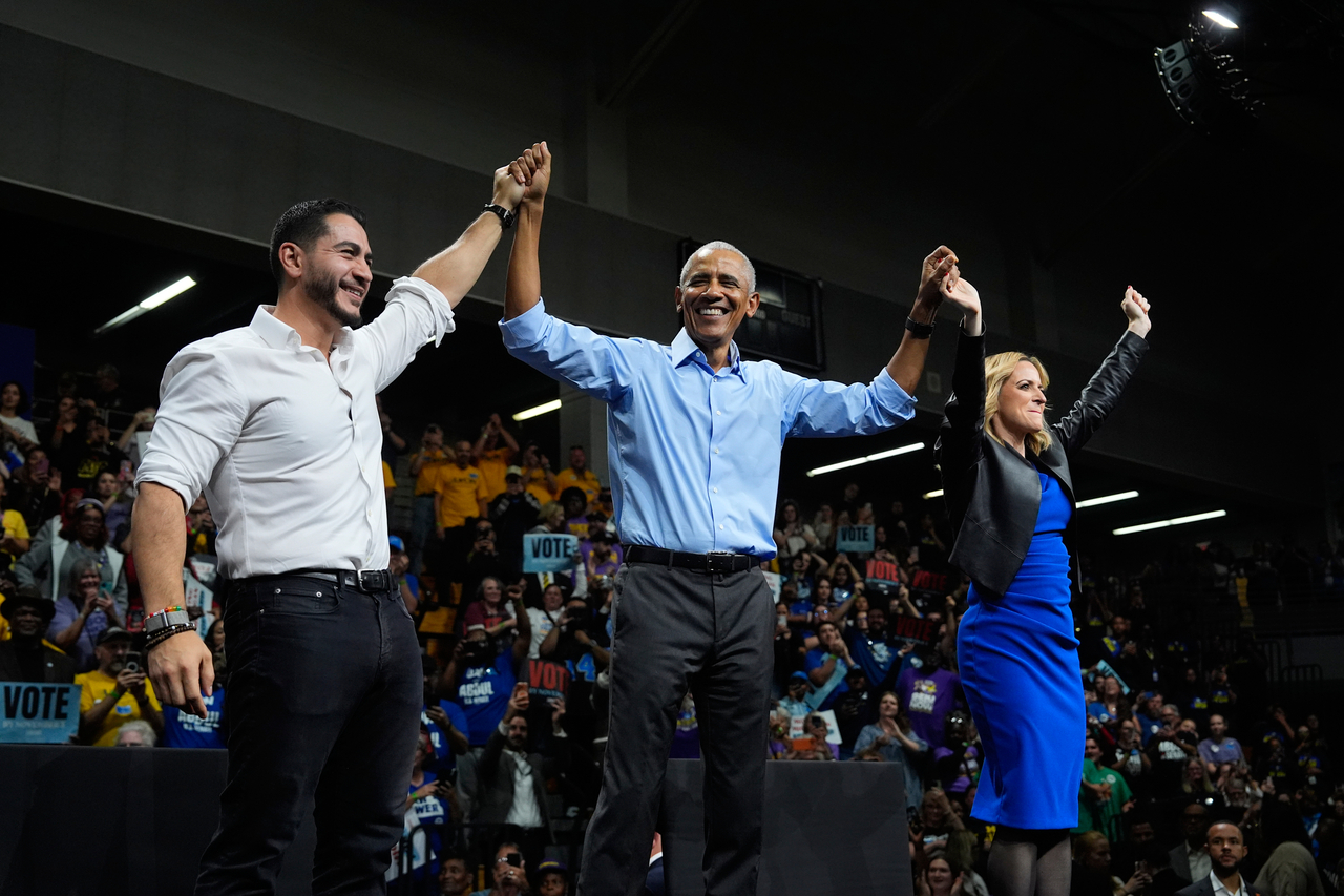 Former US President Barack Obama (center) during a US midterm election campaign in Detroit on Saturday. (AP-Yonhap)