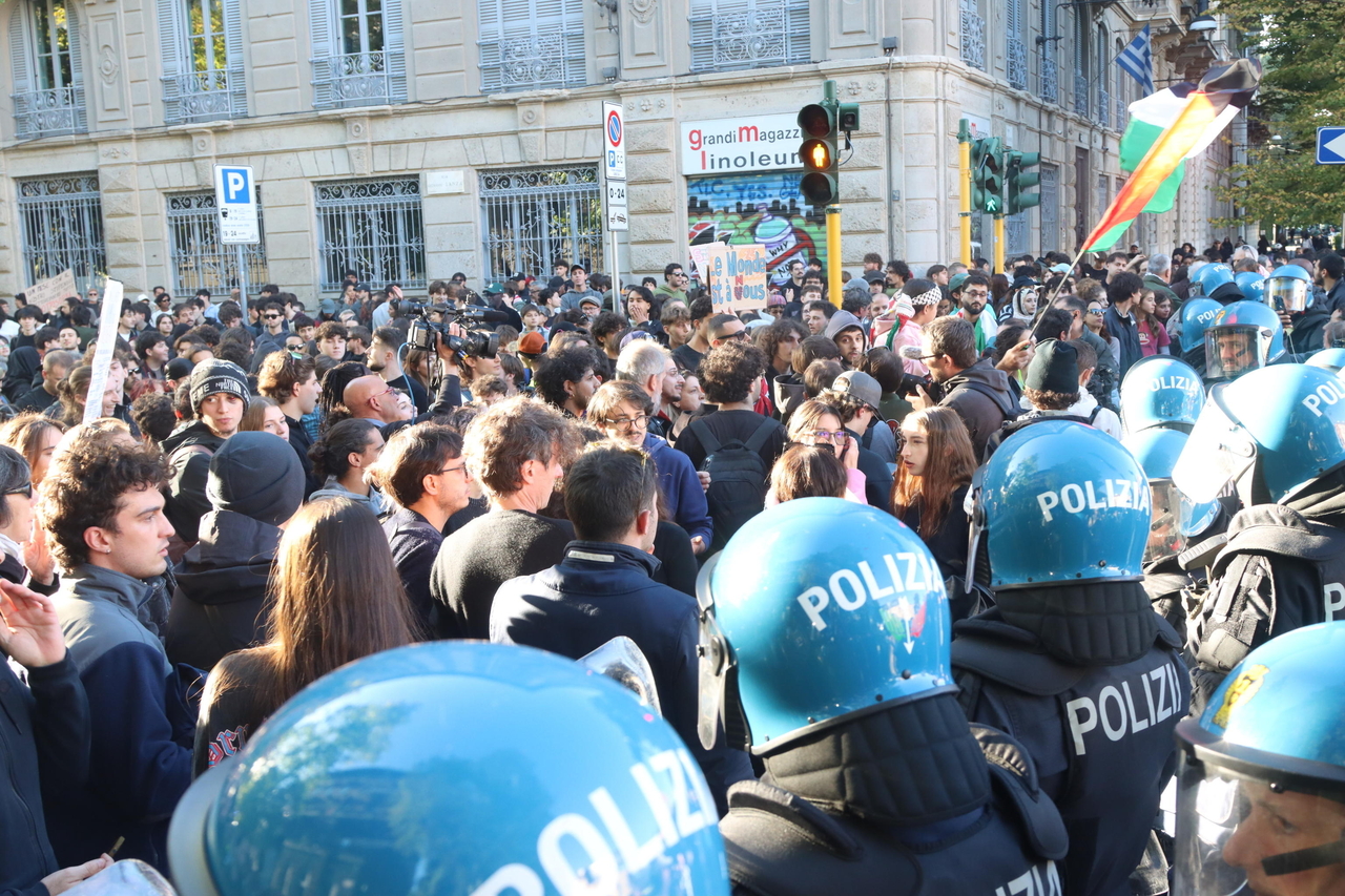 Protesters confront anti riot police during a demonstration at Lanza in Milan, Italy, Saturday. (EPA-Yonhap)