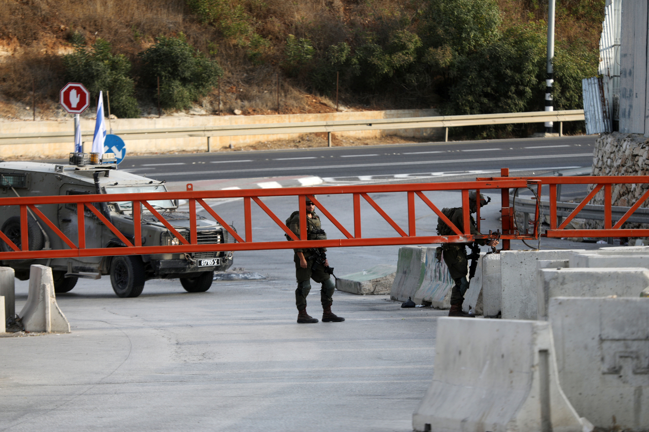 Israeli military forces are seen at an Israeli military checkpoint near the northern entrance to Hebron City, in the West Bank, Saturday. (Xinhua-Yonhap)