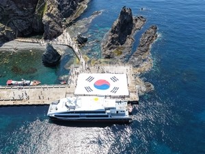 Footage released of huge S. Korean national flag on Dokdo Island