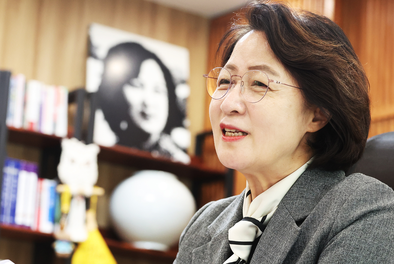 추미애 경기도지사가 지난 23일 경기도 수원시 경기도청 집무실에서 연합뉴스와 인터뷰하고 있다. [연합]