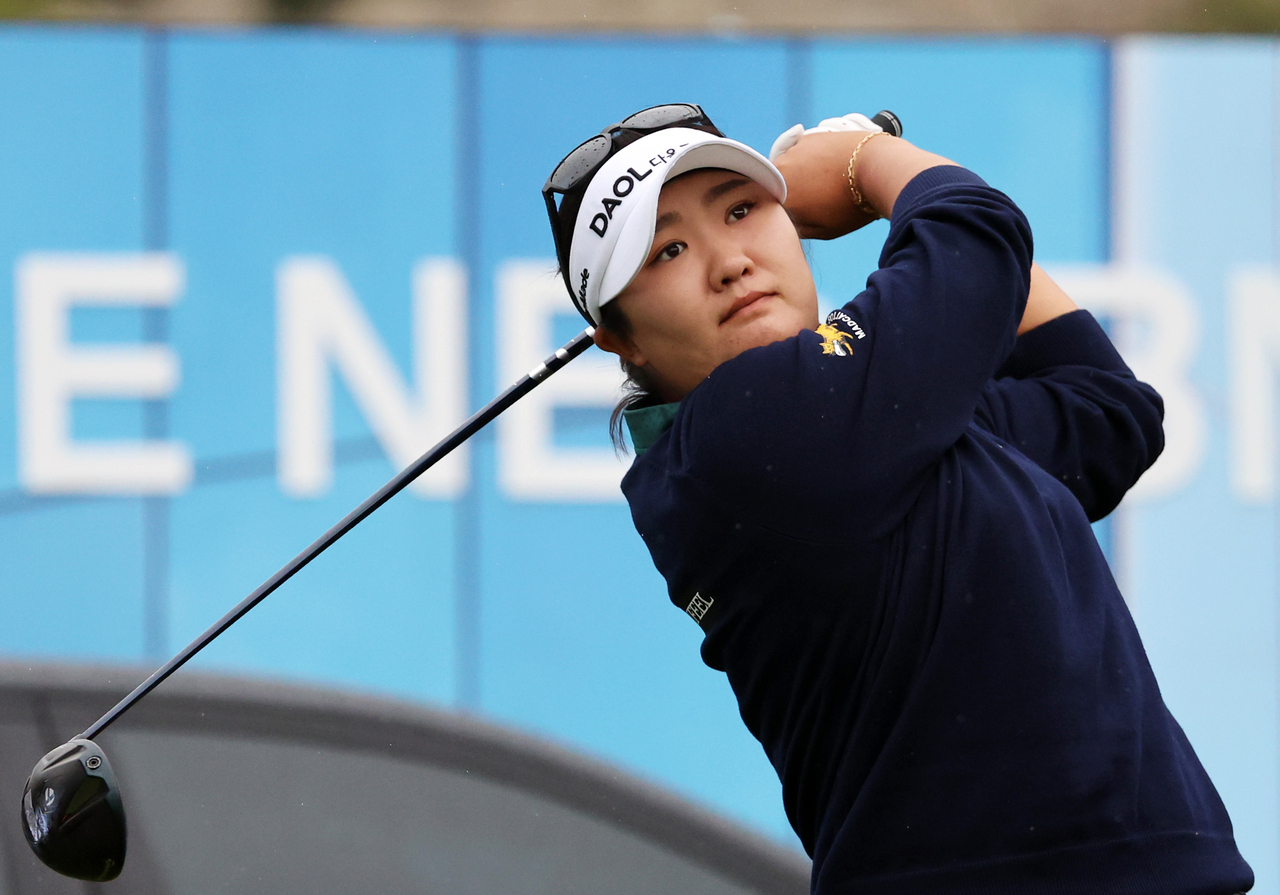 Ryu Hae-ran of South Korea tees off on the first hole during the first round of the BMW Ladies Championship on the LPGA Tour at Pine Beach Golf Links in Haenam, Jeonnam-Gwangju, on Sunday. (Yonhap)