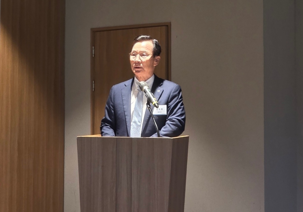신익현 LIG D&A 사장은 23일 서울 전쟁기념관에서 열린 한국군 참전용사 헌정 사진전에서 인삿말을 하고 있다. 전현건 기자