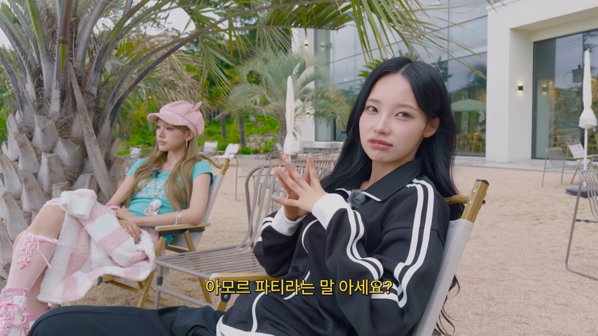 Rescene members Woni (right) and Minami are seen in a video on Woni's YouTube channel, "HelloIAmWoniNiceToMeetYou," posted on June 5. (@helloiamwoninicetomeetyou, YouTube)