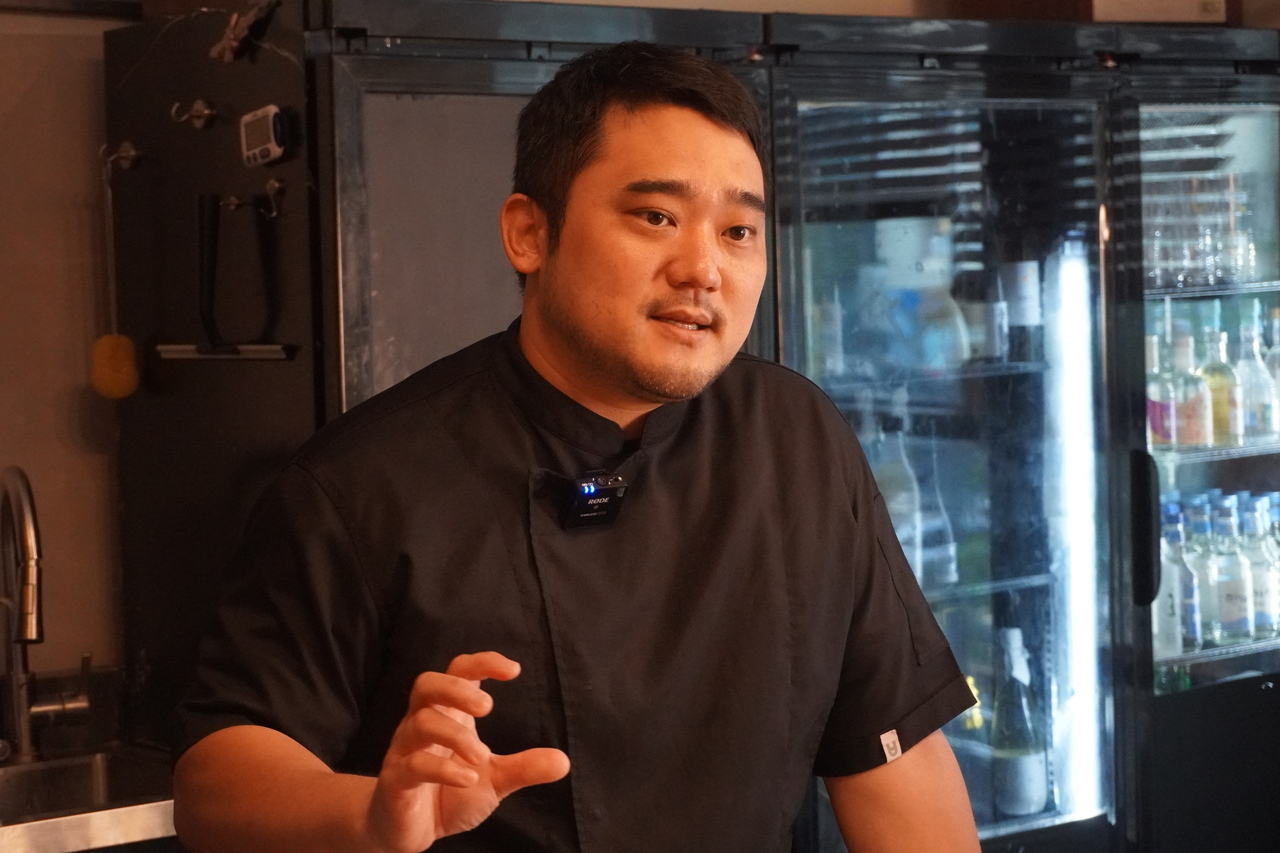 인터뷰를 하고 있는 조성주 셰프. 채상우 기자