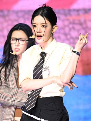 [포토] 아일릿 민주 ‘호루라기 불며 컴백’