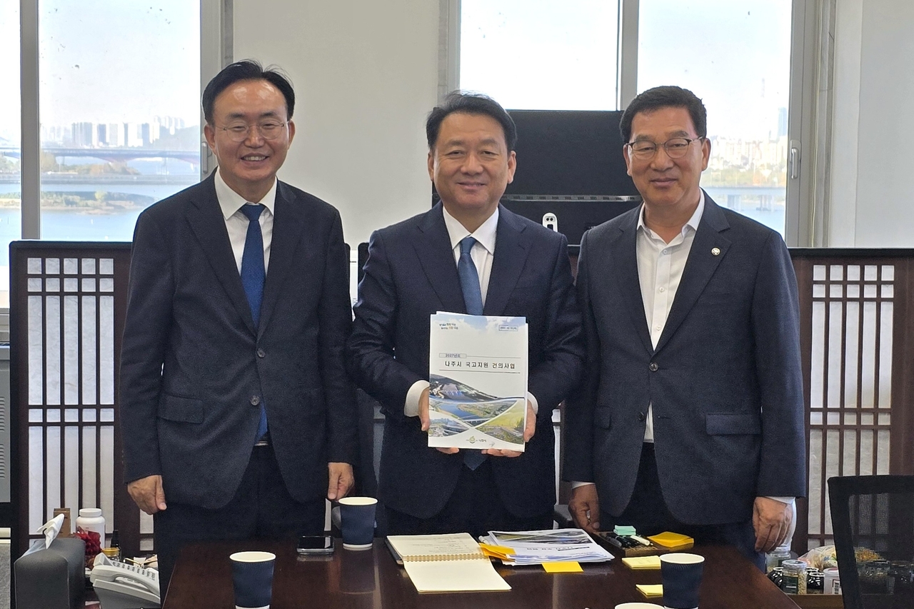 Naju Mayor Yoon Byung-tae meets with lawmakers in Seoul to secure national budget support for the city's key projects.