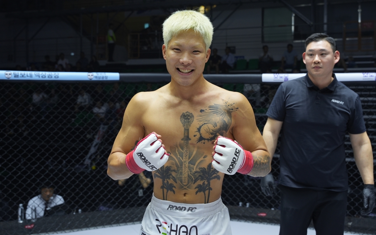 승리 후 활짝 웃고 있는 최지운