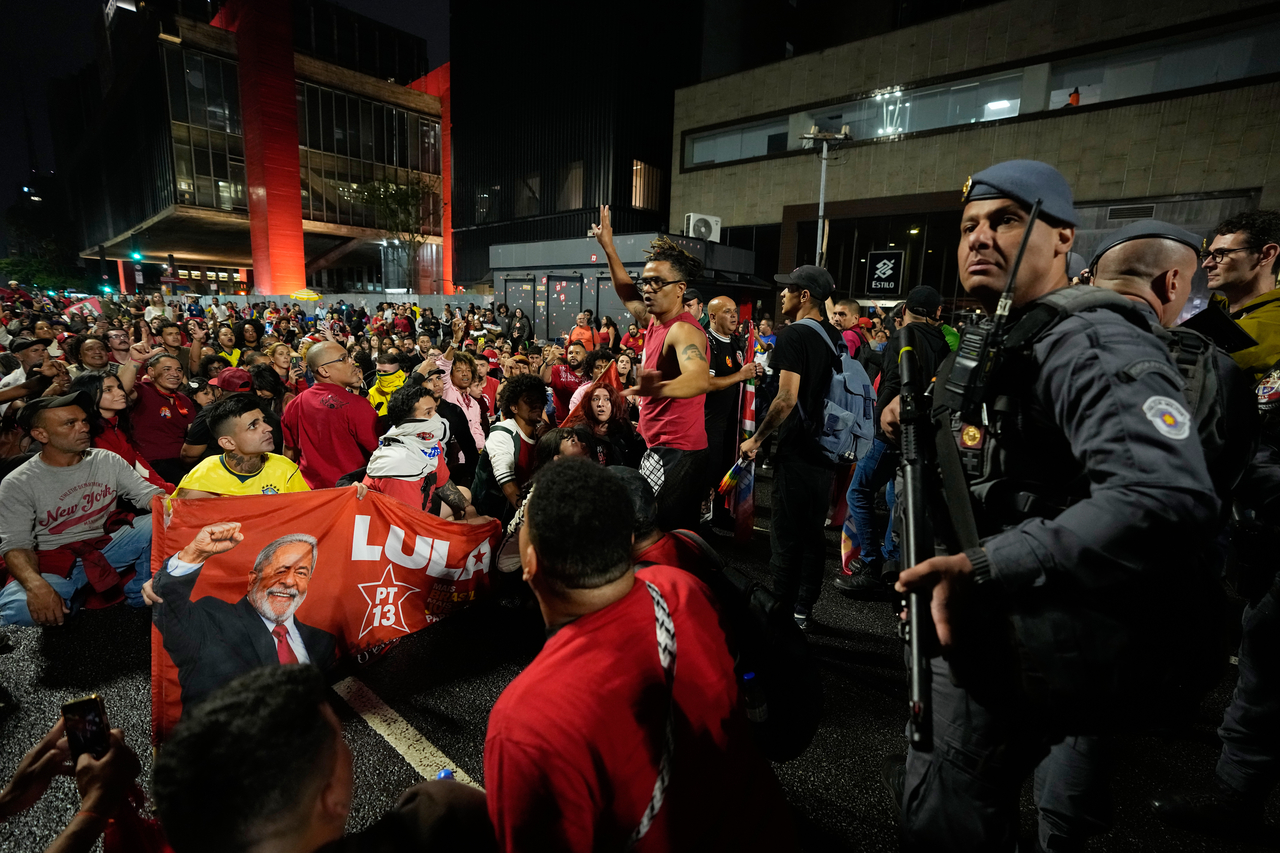 Supporters of President Luiz Inácio Lula da Silva gather in São Paulo on Sunday (local time) to await election results. [AP]