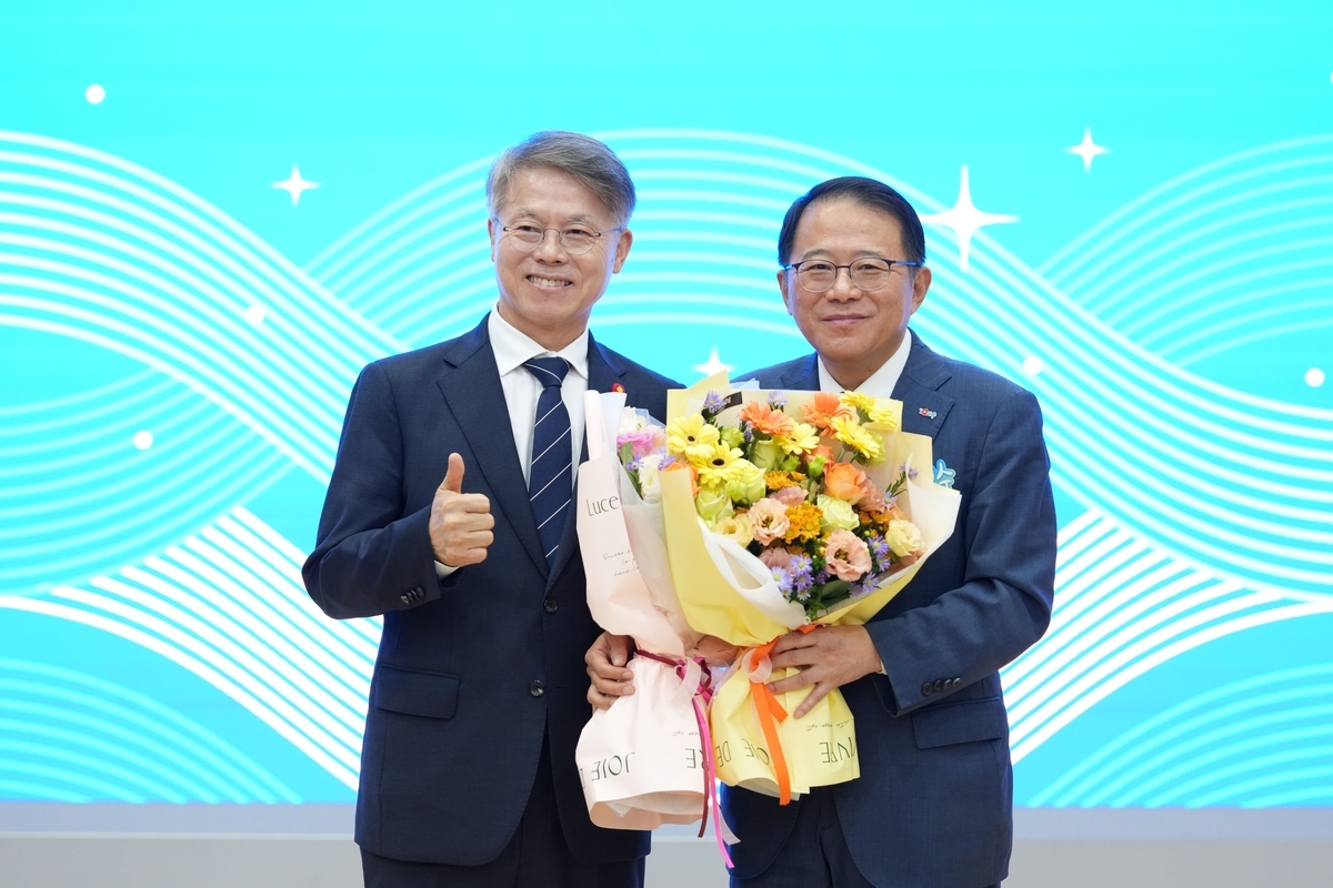 강 부시장은 나주 출신으로 서울대 경제학과 학사, 서울대 행정대학원 석사, 미국 미주리주립대 박사 학위를 취득했다. 1992년 행시 35회로 공직에 입문했다.