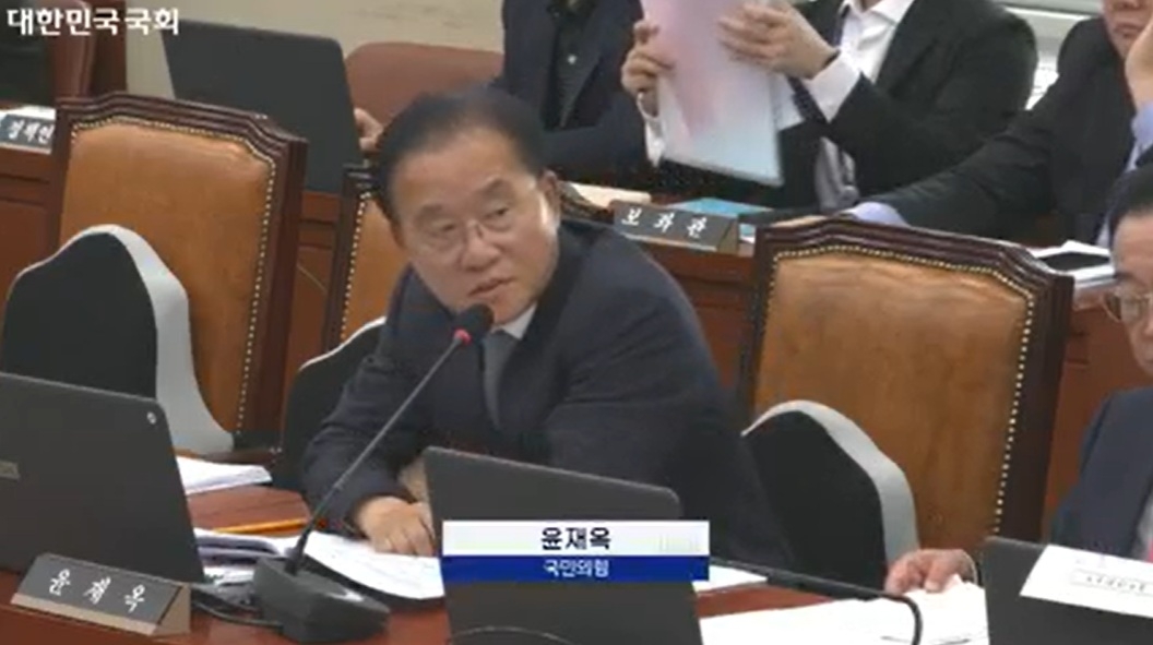 윤재옥 국민의힘 의원이 26일 국회 기후에너지환경노동위원회 종합감사에서 질의하고 있다. [국회 인터넷의사중계시스템]