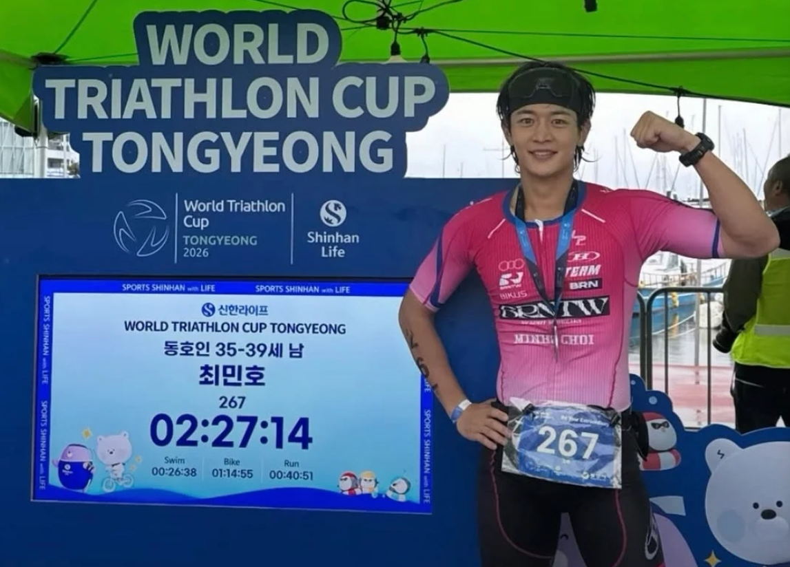 ‘2026 통영 월드 트라이애슬론 컵’ 동호인부 35~39세 부문에서 3위를 기록한 샤이니 민호가 기념 촬영을 하고 있다. [샤이니 민호 SNS 갈무리]