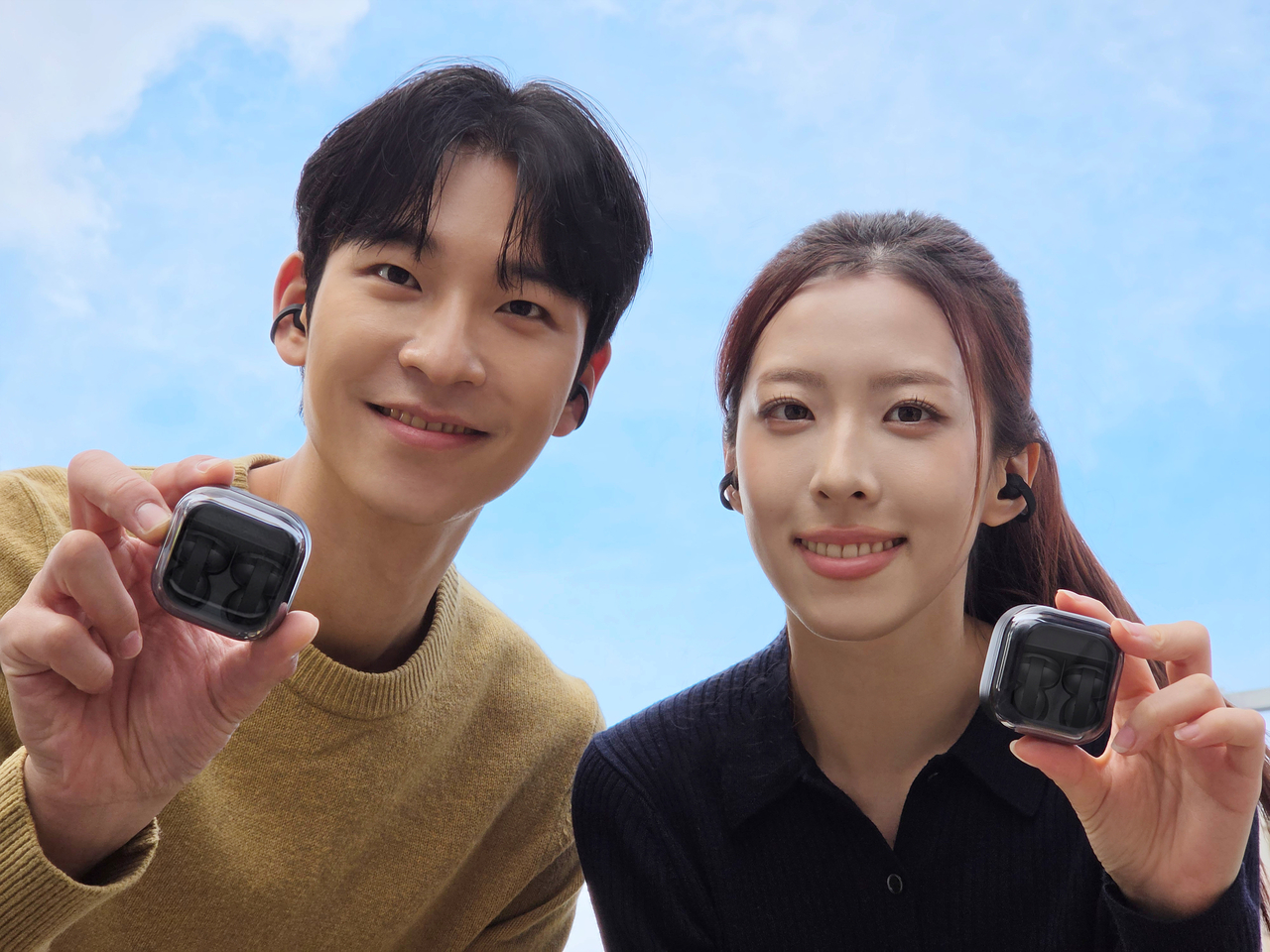 삼성전자 모델이 ‘갤럭시 버즈4 시리즈’와 호환할 수 있는 ‘갤럭시 버즈 온’의 다양한 액세서리를 소개하고 있다. [삼성전자 제공]
