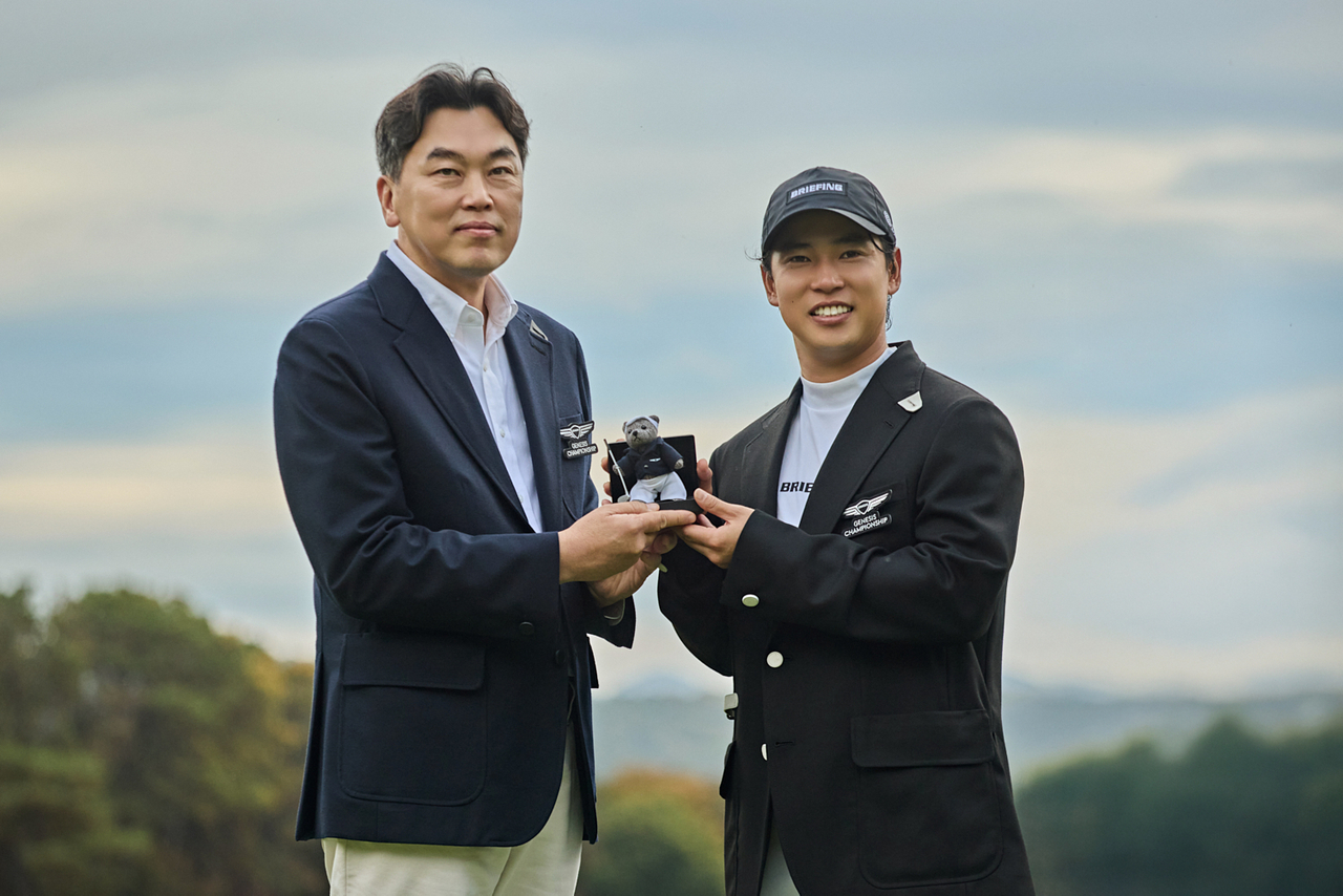 이시혁(왼쪽) 제네시스사업본부장 전무와 2026 제네시스 챔피언십 우승자 가쓰라가와 유토 선수가 기념사진을 촬영하고 있다. [제네시스 제공]