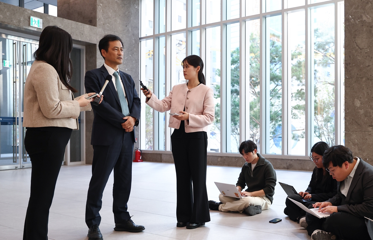 Special counsel Lee Tae-han (2nd from L) speaks to reporters at the Serious Crime Investigation Agency in central Seoul on Friday. (Yonhap)