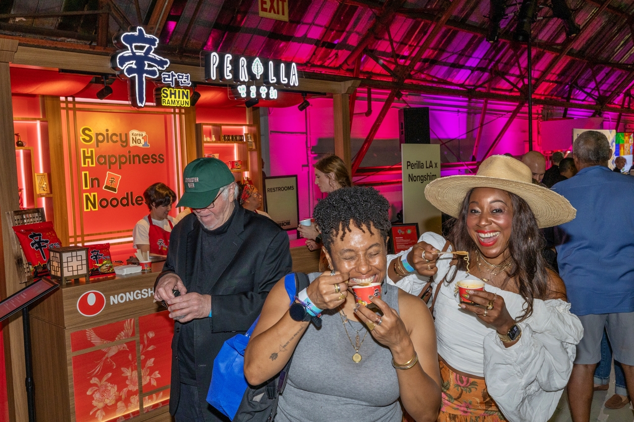 Chefs and food industry guests sample special Shin Ramyun dishes created in collaboration with Perilla LA at Nongshim's tasting lounge during the LA Times "101 Best Restaurants in L.A." event. [Nongshim]