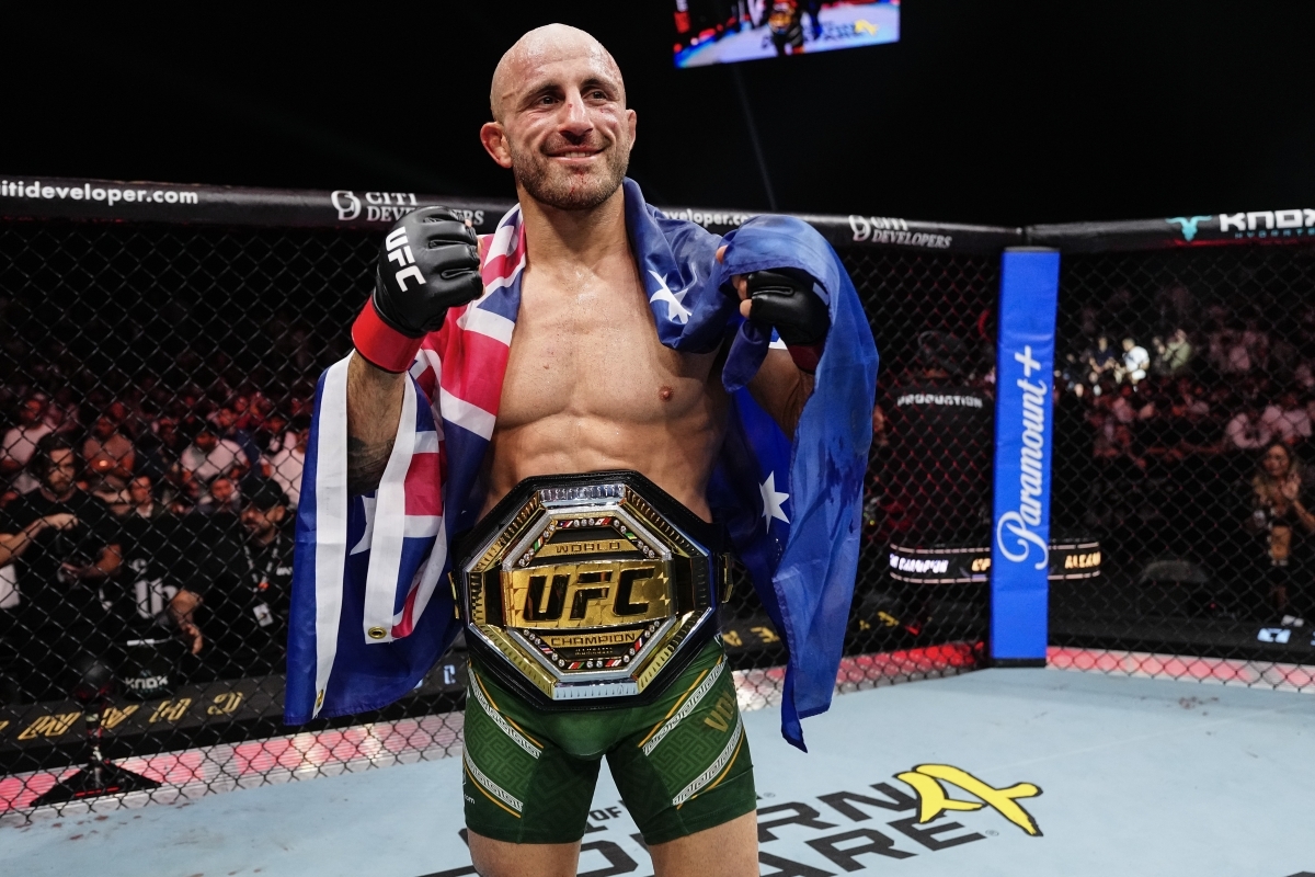 Alexander Volkanovski of Australia drapes the Australian flag over his shoulders and poses with the championship belt after stopping Movsar Evloev by TKO in Round 2 of the UFC 333 featherweight title fight at Etihad Arena in Abu Dhabi, UAE, on Sunday (Korean Standard Time). [UFC]