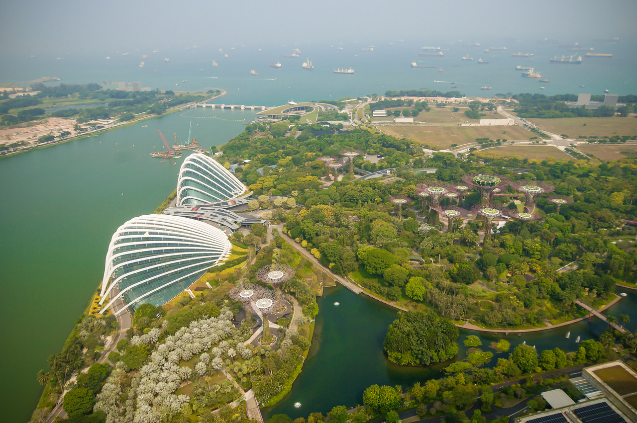 Gardens by the Bay as seen from the Marina Bay Sands observation deck. The structures on the left are the large glass-dome conservatories Flower Dome (foreground) and Cloud Forest (background). [Kim Myung-sang]