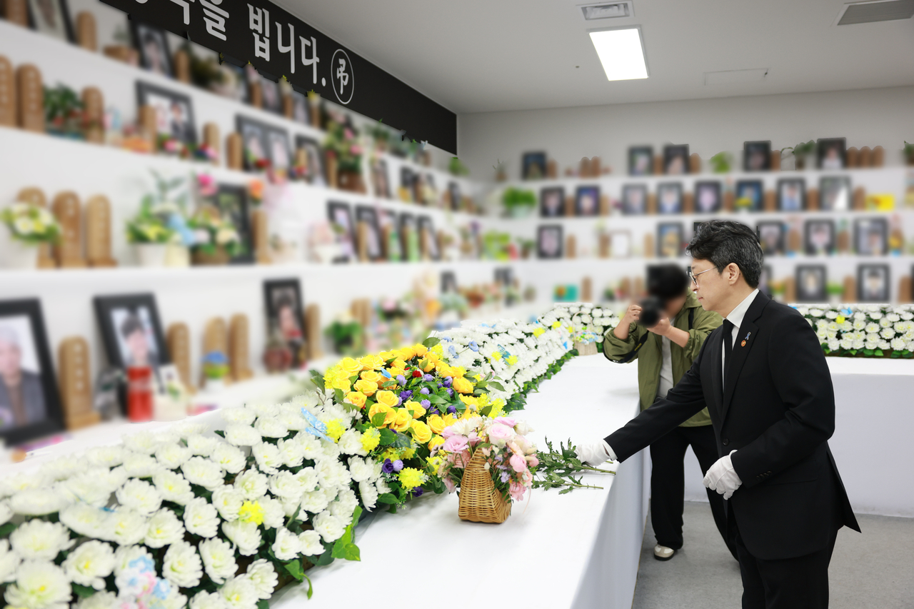 홍지선 국토교통부 장관이 26일 오후 무안공항 찾아 헌화하고 유가족과 간담회를 가지며 위로을 뜻을 전했다.