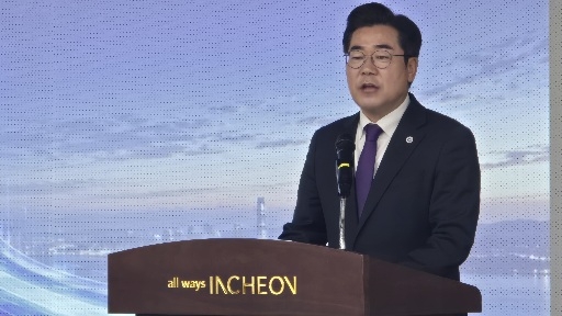 Incheon Mayor Park Chan-dae presents the city's "Incheon Future Industry Repowering" vision Monday at Incheon City Hall. [Photo by Lee Hong-seok]