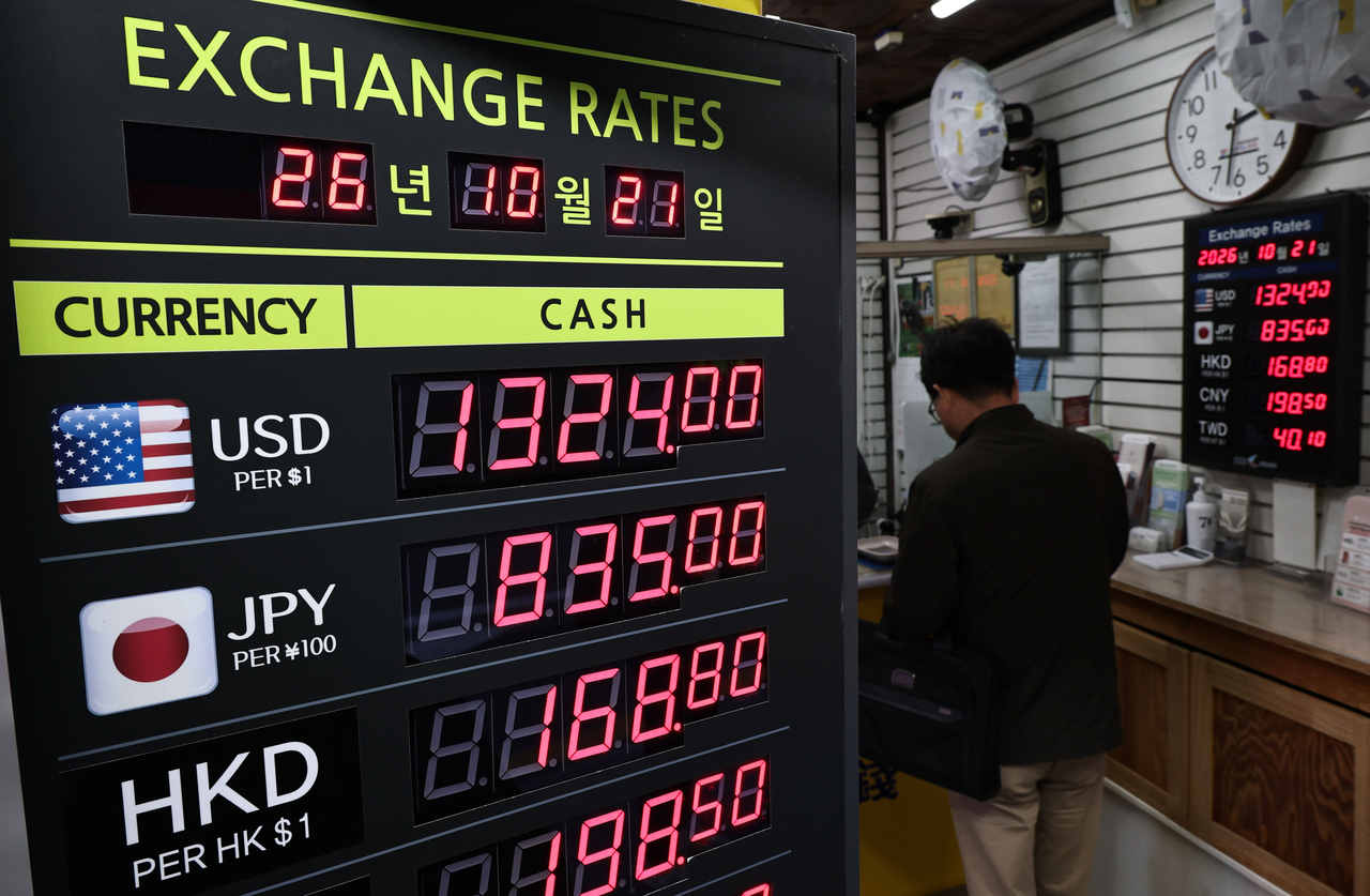 A board shows foreign exchange rates at a currency exchange counter in Seoul on Oct. 21, 2026. (Yonhap)