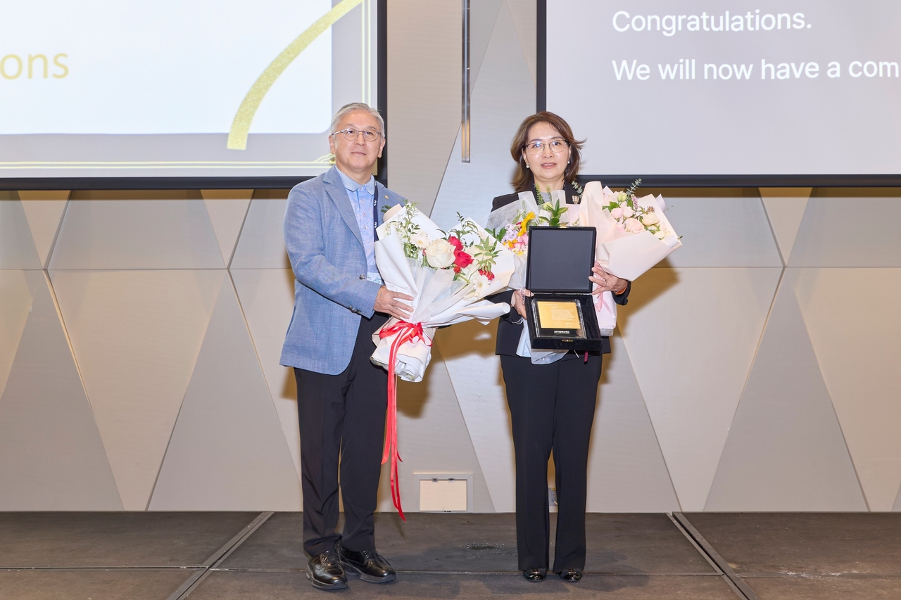 Ottogi Ham Tae-ho Foundation Chairman Ham Young-joo (left) poses with Gachon University professor Lee Hae-jung at the award ceremony. [Provided by Ottogi]