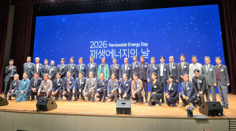 한국해양진흥공사는 지난 23일 서울 코엑스에서 개최된 ‘2026 재생에너지의 날’ 기념식에서 재생에너지 산업발전 공로를 인정받아 기후에너지환경부 장관 기관 표창을 수상했다.[해진공 제공]