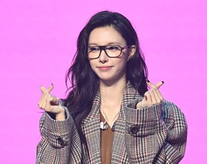 [포토] 아일릿 윤아 ‘러블리한 하트’