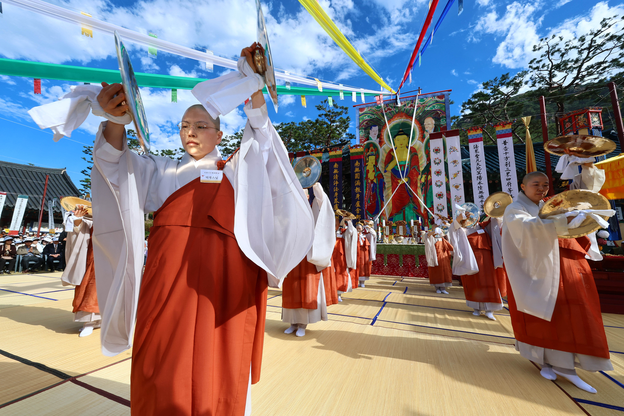 Buddhist nuns perform the Cheonsu Bara dance, a ritual Buddhist dance, during the Jingwansa Gukhaeng Suryukjae — a national intangible cultural heritage ceremony — held at the outdoor ritual grounds in front of the main hall at Jingwansa temple in Eunpyeong-gu, Seoul, on Sunday. Photo provided by Jingwansa temple of the Jogye Order of Korean Buddhism
