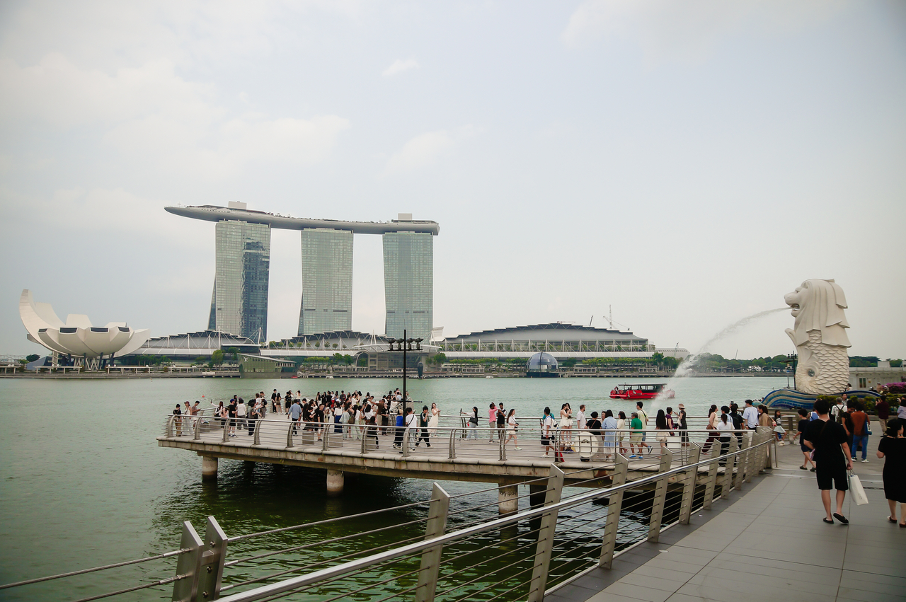Tourists crowd the viewing deck at Merlion Park, with Marina Bay Sands in the background [Kim Myung-sang]