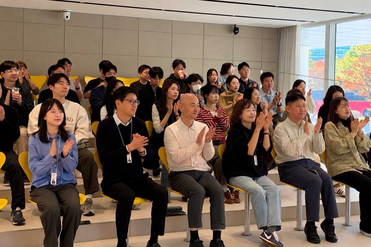Lee Sang-hoon (front row, center), CEO of Hankook Tire & Technology, and Kim Sung-jin (center left), executive vice president of Hankook & Company's digital strategy division, attend a knowledge-sharing session at the group's Technoplex headquarters in Pangyo, Seongnam, Gyeonggi Province, on Friday. [Hankook & Company]