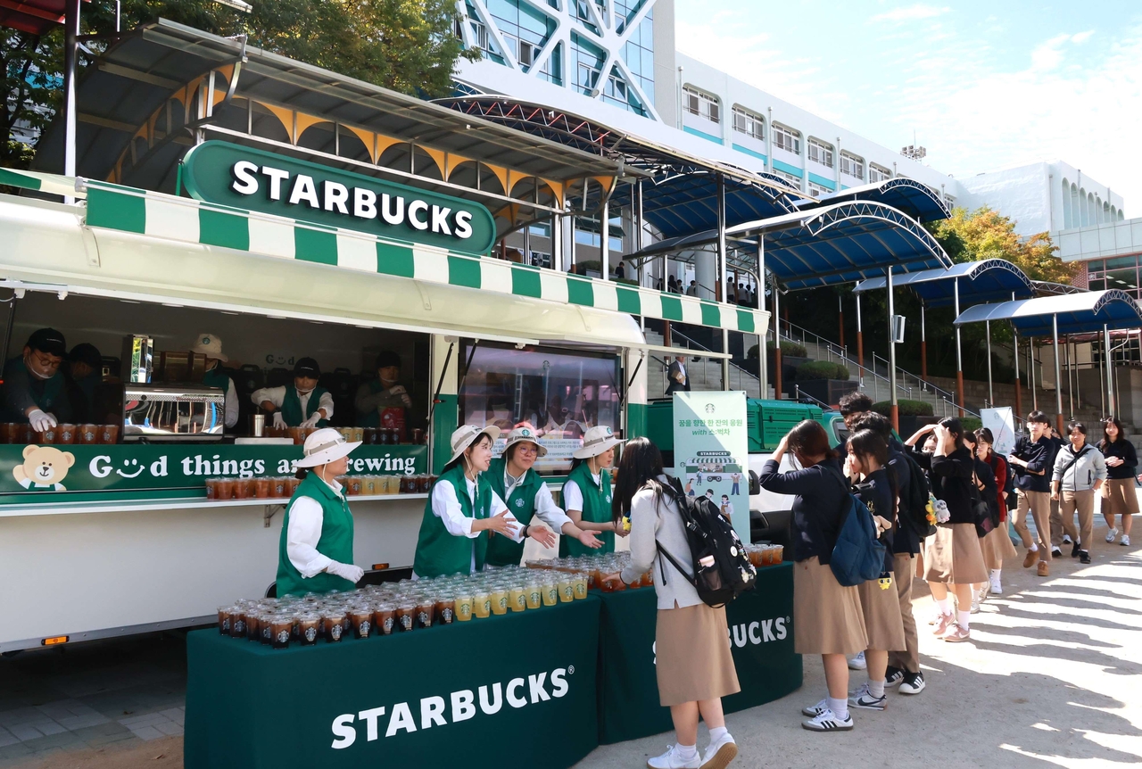 Starbucks delivers "My Star Coffee" to students and faculty at Sangseo High School in Daegu. [Starbucks Korea]