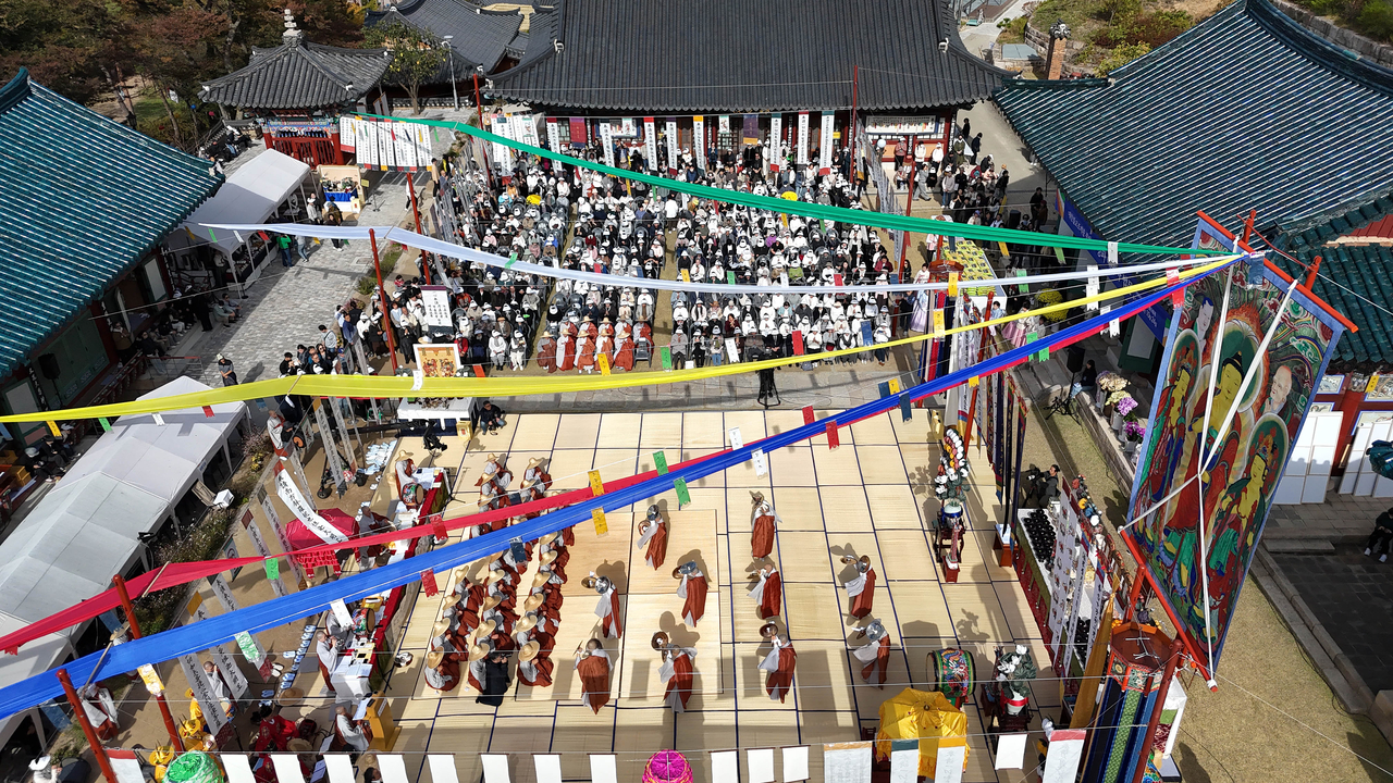 Buddhist nuns perform the Cheonsu Bara dance, a ritual Buddhist dance, during the Jingwansa Gukhaeng Suryukjae — a national intangible cultural heritage ceremony — held at the outdoor ritual grounds in front of the main hall at Jingwansa temple in Eunpyeong-gu, Seoul, on Sunday. Photo provided by Jingwansa temple of the Jogye Order of Korean Buddhism