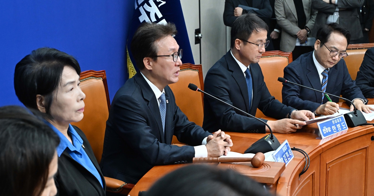 Kim Min-seok, leader of the Democratic Party of Korea, speaks at a supreme council meeting held at the National Assembly in Yeouido, Seoul, on Monday. (Lee Sang-seop)