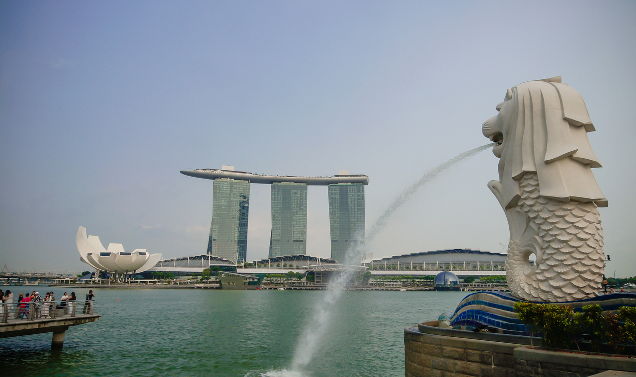 A view of Marina Bay and Marina Bay Sands from Merlion Park in Singapore [Kim Myung-sang]