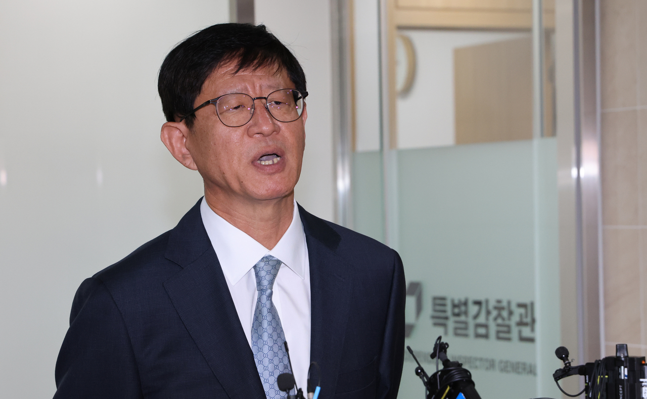 Choi Kil-su, the new presidential special inspector, speaks to the press at his office in central Seoul on Monday. (Yonhap)