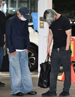 [포토] 빅뱅 태양 ‘가방 샀구나?’