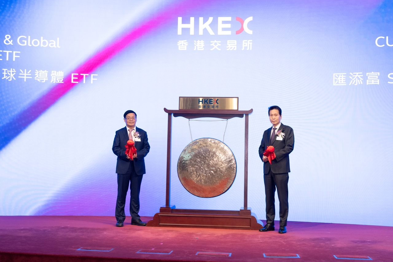 Korea Investment Management President Bae Jae-gyu (right) and CUAM Chief Executive Zhang Hui perform a bell-ringing ceremony at the Hong Kong Stock Exchange on Friday to mark the listing of the CUAM Solactive China & Global Semiconductor ETF. [Korea Investment Management]