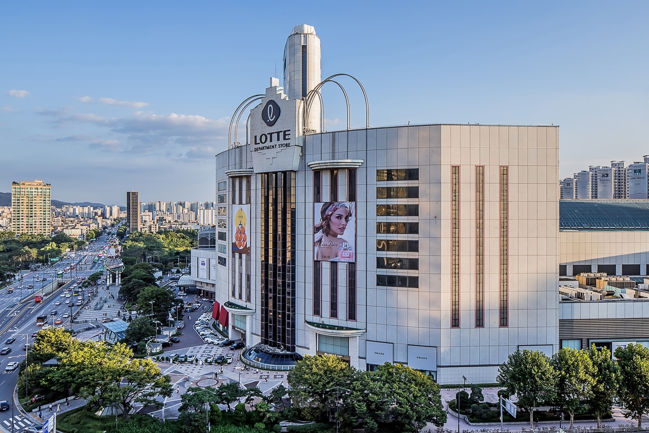 The main building of Lotte Department Store's Jamsil branch in Jamsil-dong, Songpa-gu, Seoul. [Lotte Department Store]
