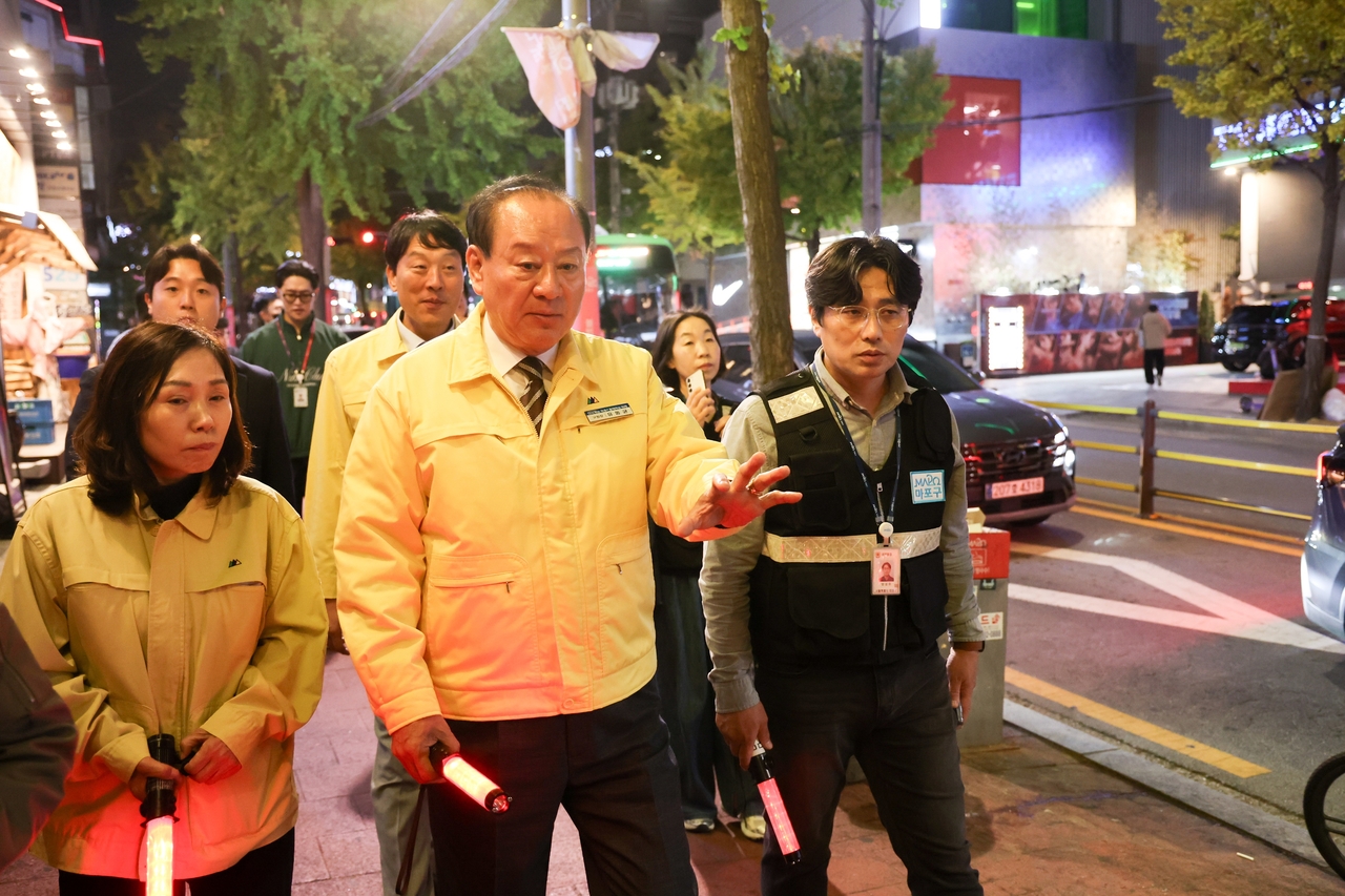 지난 23일 홍대 일대 안전 점검 나선 유동균 마포구청장