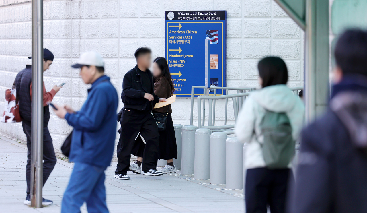 Visitors are seen in front of the US Embassy in Seoul on Monday. (Newsis)